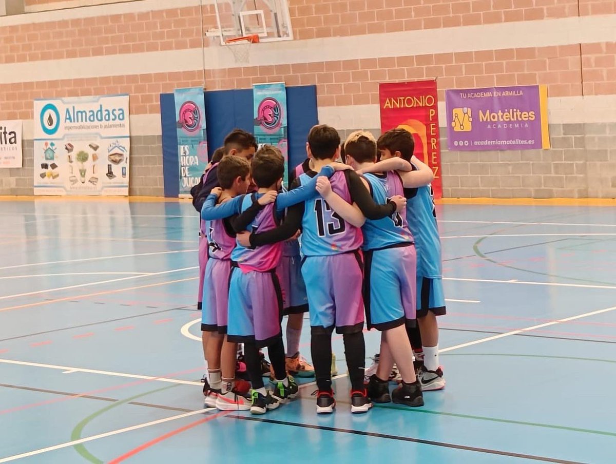 ARMILLACB's tweet photo. Fin de temporada para #MiniAlmadasaCBA 🏀
⚔️Nuestros enanos han crecido mucho este año, demostrando una gran personalidad dentro y fuera de pista
🖤 Todos ellos y sus papás y mamás, son nuestro mayor orgullo!! Seguimos, gigantes!🔥
#Killerzz #LosdeRaiYeste #CBAFam #CulturaCBA https://t.co/iEGQVr5IEv