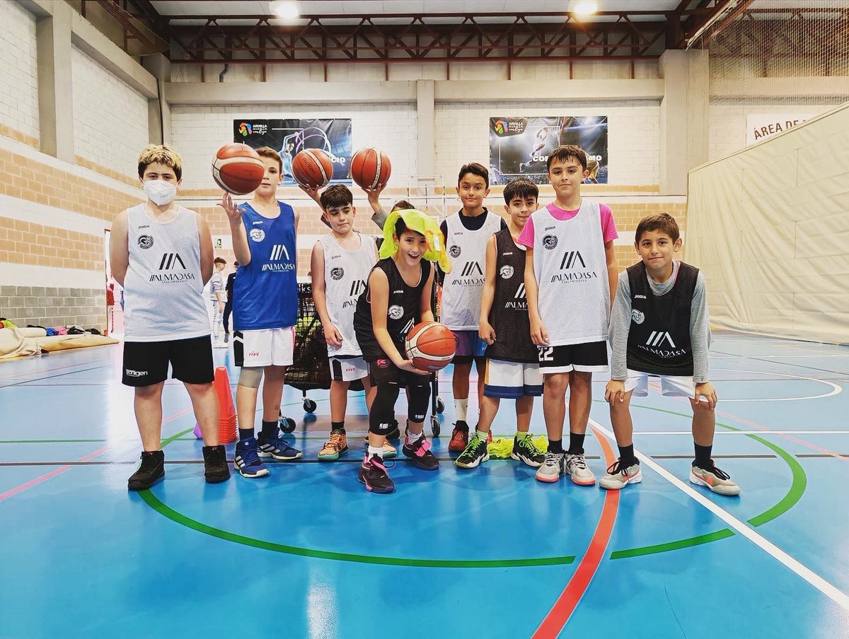 ARMILLACB's tweet photo. Fin de temporada para #MiniAlmadasaCBA 🏀
⚔️Nuestros enanos han crecido mucho este año, demostrando una gran personalidad dentro y fuera de pista
🖤 Todos ellos y sus papás y mamás, son nuestro mayor orgullo!! Seguimos, gigantes!🔥
#Killerzz #LosdeRaiYeste #CBAFam #CulturaCBA https://t.co/iEGQVr5IEv