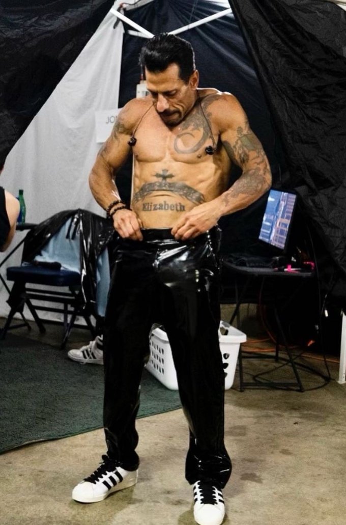 Nkotb4everMadi's tweet photo. It's #WOODLove2BWednesday....
...to be on my knees right infront of @dannywood....
....to help him zip up!!! Looks like he's having trouble. Get ur mind out of the gutter. 🤪😉😏😆
@NKOTB #MyManCrush365Days
He is sinfully hot. 😍🤤 #ThatChest https://t.co/WeW8cq5SJA
