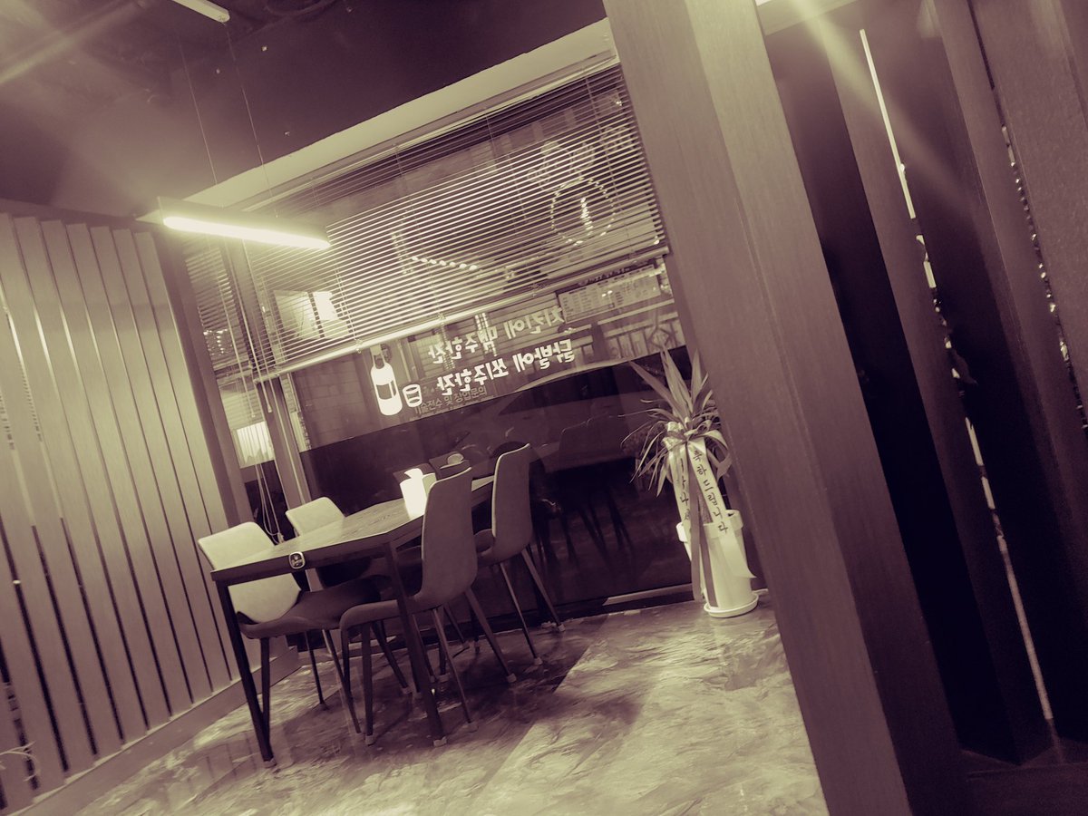 wonjusaneun's tweet photo. 1차에서 별루 였음 2차를 왔지만 나이 43살 형 취향은 이런 스타일 
새로생긴듯한 이곳 분위기�� 카페 노래는 20대 안주는 아저씨 아줌마 ㅋㅋㅋ
일단 먹고 마셔본다

 트윗 이렇게  하는거에요??
몰 어떻게 해야됨??
#원주 #술 #단관택지 #심심해 #분위기 https://t.co/zNSH2yiRQe