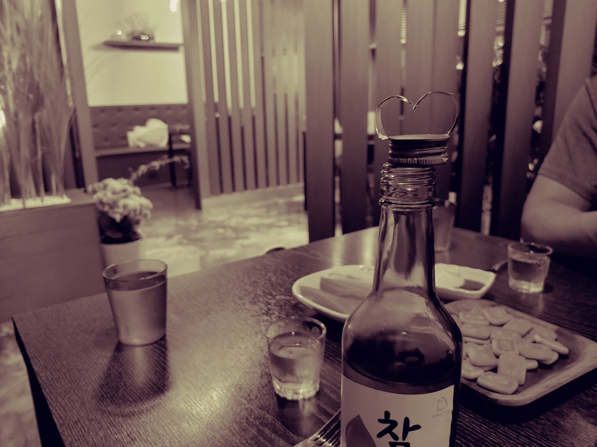 wonjusaneun's tweet photo. 1차에서 별루 였음 2차를 왔지만 나이 43살 형 취향은 이런 스타일 
새로생긴듯한 이곳 분위기�� 카페 노래는 20대 안주는 아저씨 아줌마 ㅋㅋㅋ
일단 먹고 마셔본다

 트윗 이렇게  하는거에요??
몰 어떻게 해야됨??
#원주 #술 #단관택지 #심심해 #분위기 https://t.co/zNSH2yiRQe