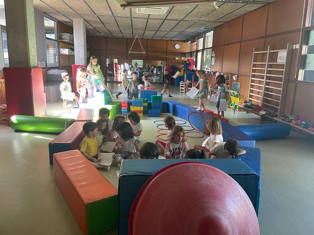 EscolaThauSC's tweet photo. A P4B hem construït el nostre avió amb destí a París!!!! https://t.co/38p4ytaquW
