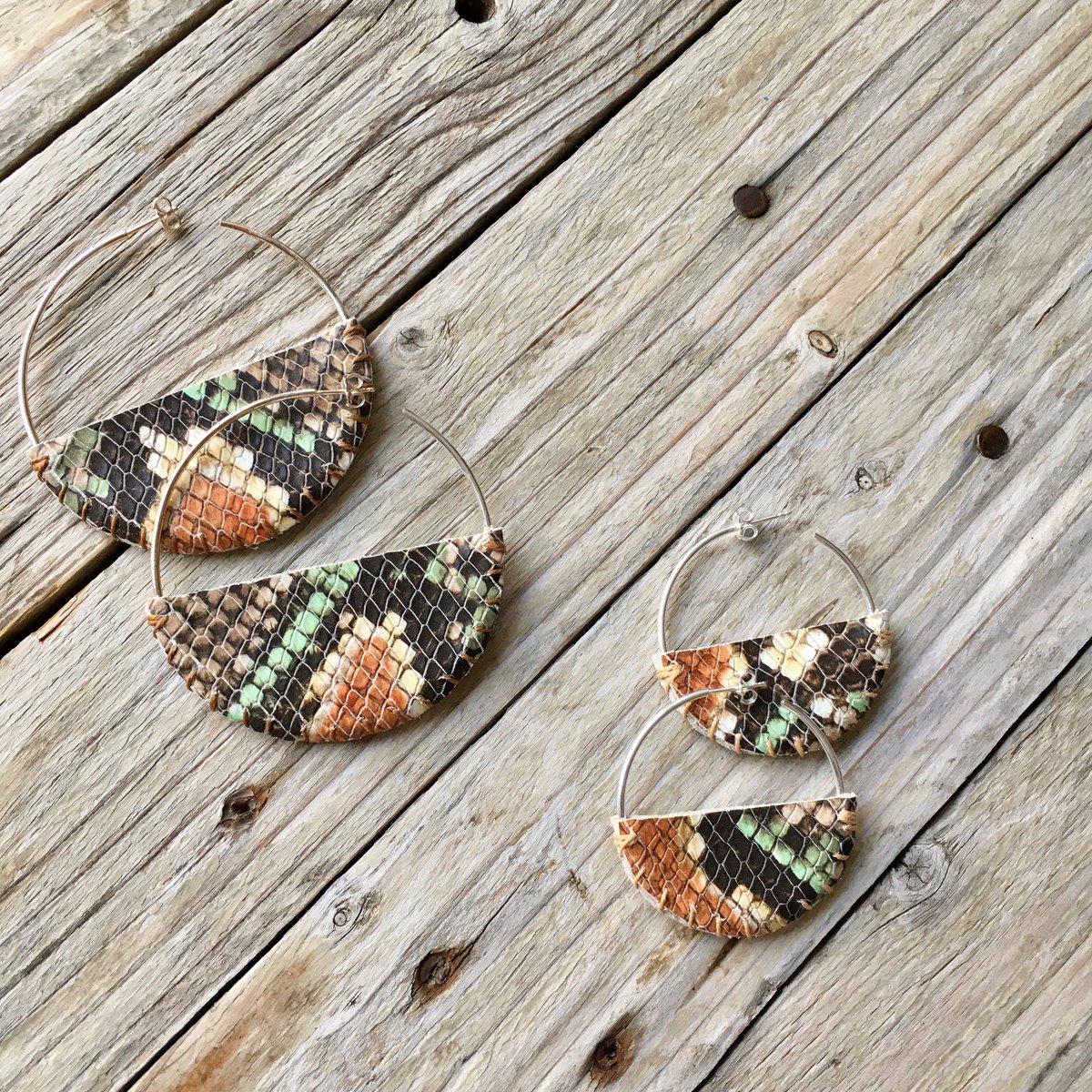 dooouce's tweet photo. Créoles en cuir imprimés serpent 🐍😎.
#handmade #madeinfrance #artisanatfrancais #faitmain #cuir #bouclesdoreilles #foliedooouce #leather #minimaliste #earrings #creoles #bijouxcuir  #bijouxencuir #leatherearrings #earringjewelry #frenchjewelry #jewelry #impriméserpent #recyclé https://t.co/BSxTRCHaZc