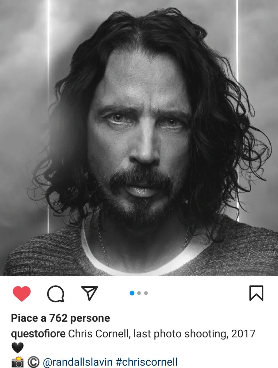 5 anni senza #ChrisCornell 
In questa foto i suoi occhi sembrano parlare del suo animo tormentato e di tutto il suo dolore.
Mi risuona nella testa "Fell on Black Days"
Grazie per aver accompagnato tanti attimi importanti della mia vita 🖤🖤