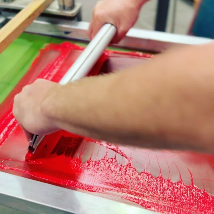 SimplePrint1's tweet image. Halftones working the magic👌🏻🫠 🟡🔴
@turboisland 
#simpleprintstudio #screenprinting #handprinted #tshirtprinters #bristol Watch #Instavideo:instagr.am/tv/CdstRu1J13G/