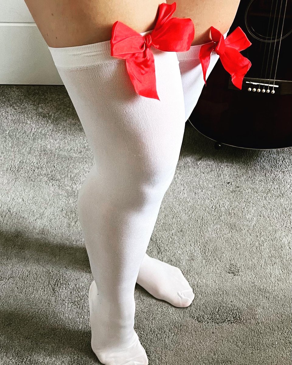 AlexaMcfarlane's tweet photo. Feeling cheeky today so I’m sitting in virtual meetings wearing these and a shirt only! #tights #stockings #bowsandtoes #whitestockings #whitetights #nylonfeet #nylon #whitetoes https://t.co/f3VrEdrInf