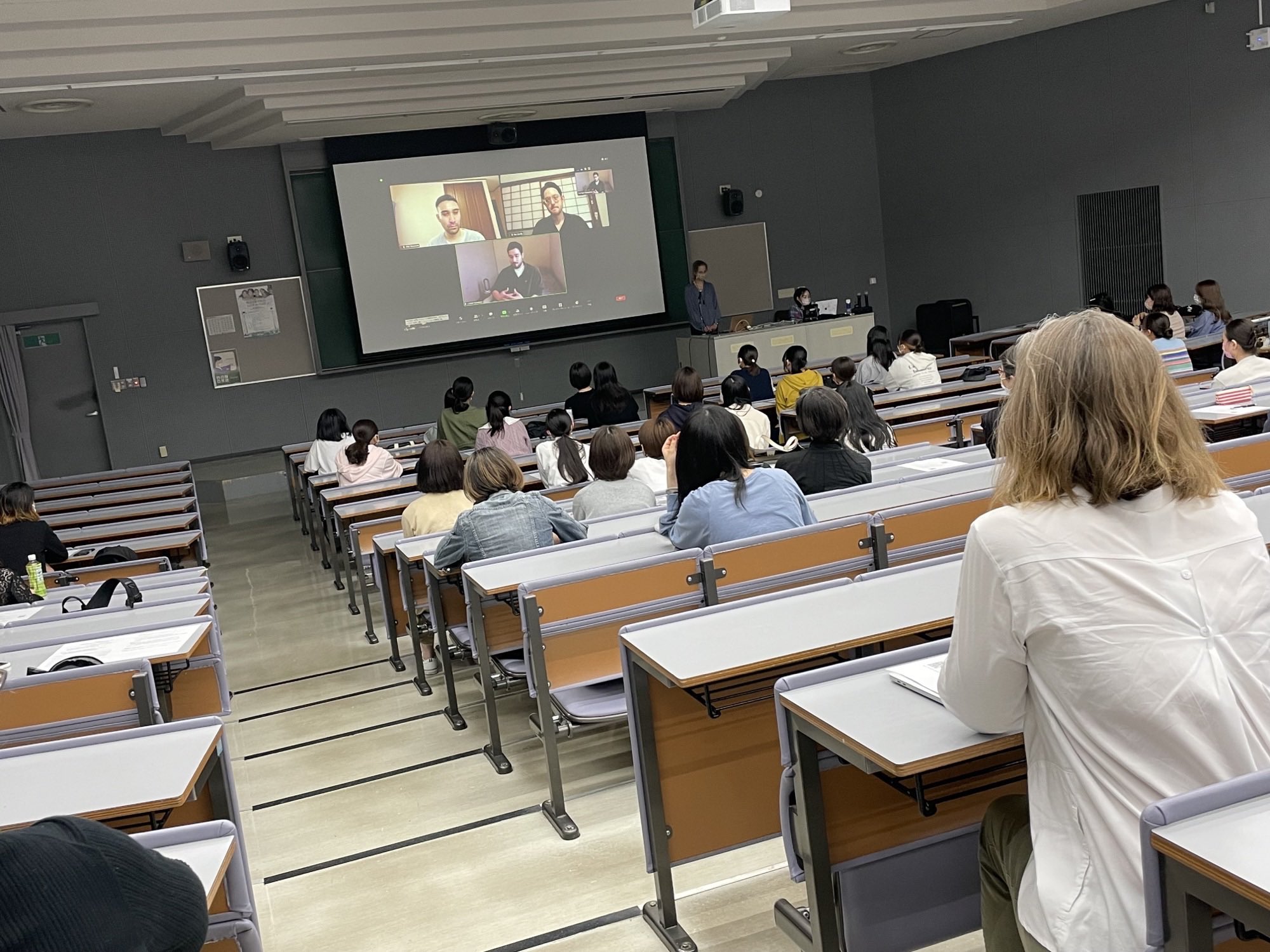 映画 Whole ホール 公開中 先月 同志社女子大学 国際教養学科主催で上映会とトークの機会をいただきました 50名ほどの学生と講師の皆様に映画 Whole ホール を見ていただいた後 川添ビイラル 監督 と川添ウスマン 脚本 主演 サンディー海