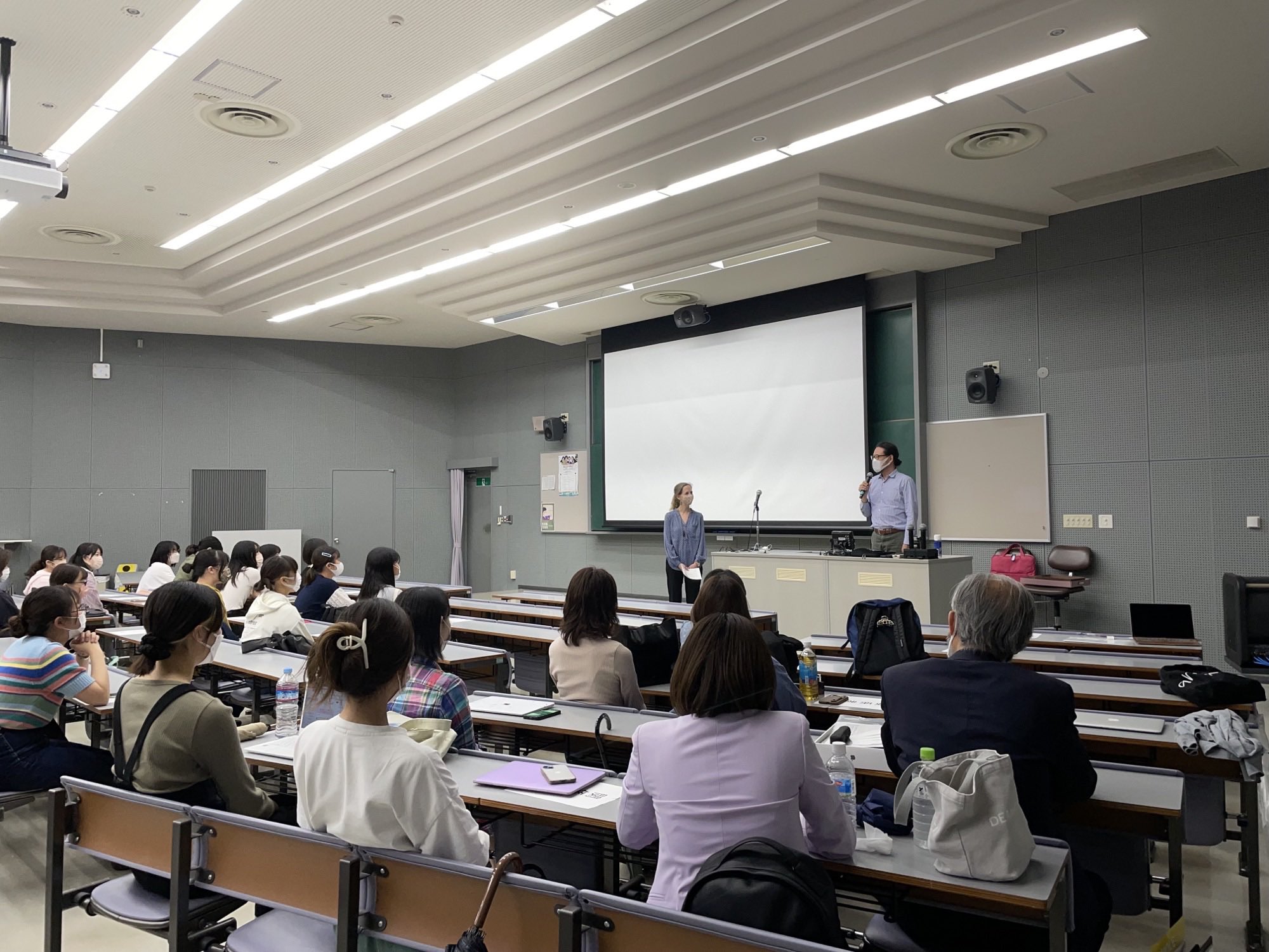 映画 Whole ホール 公開中 先月 同志社女子大学 国際教養学科主催で上映会とトークの機会をいただきました 50名ほどの学生と講師の皆様に映画 Whole ホール を見ていただいた後 川添ビイラル 監督 と川添ウスマン 脚本 主演 サンディー海 映画 Whole ホール 公開中 先月 同志社女子大学 国際教養学科主催で上映会とトークの機会をいただきました 50名ほどの学生と講師の皆様に映画 Whole ホール を見ていただいた後 川添ビイラル 監督 と川添ウスマン 脚本 主演 サンディー海