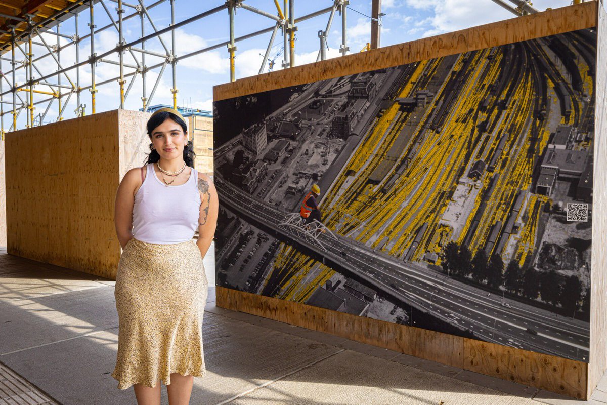 ProRail's tweet photo. Er hangt nieuwe kunst op station Groningen.  Drie studenten van de Kunstacademie Minerva maakten met behulp van oude foto’s een nieuw design. Lees meer 👉 https://t.co/7gnhzdujmk https://t.co/cws0ONWbUe