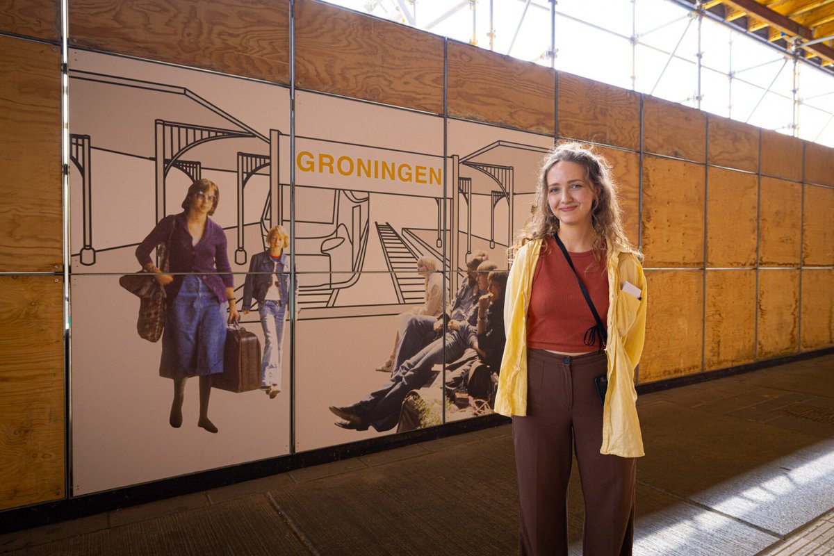 ProRail's tweet photo. Er hangt nieuwe kunst op station Groningen.  Drie studenten van de Kunstacademie Minerva maakten met behulp van oude foto’s een nieuw design. Lees meer 👉 https://t.co/7gnhzdujmk https://t.co/cws0ONWbUe