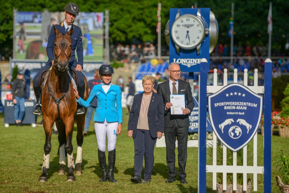 HorsewebDe's tweet photo. Der Schlosspark kleidet sich ein, in 16 Tagen beginnt das 84. LONGINES PfingstTurnier Wiesbaden. „Die Zelte sind schon aufgebaut“, freut sich Albert Schäfer, Vorstandsmitglied des Wiesbadener Reit- und Fahr-Clubs (WRFC). #Pfingstturnier #Wiesbaden
https://t.co/hdvLHV6w3K https://t.co/0mkLRT9fAr
