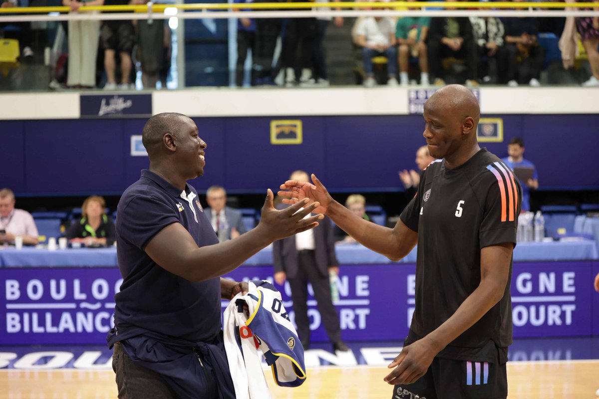 Metropolitans92's tweet photo. 👏Bravo pour ta carrière @AmarouXX & #merSY ! 🤝🏀
@LNBofficiel https://t.co/Ix50P9quxQ