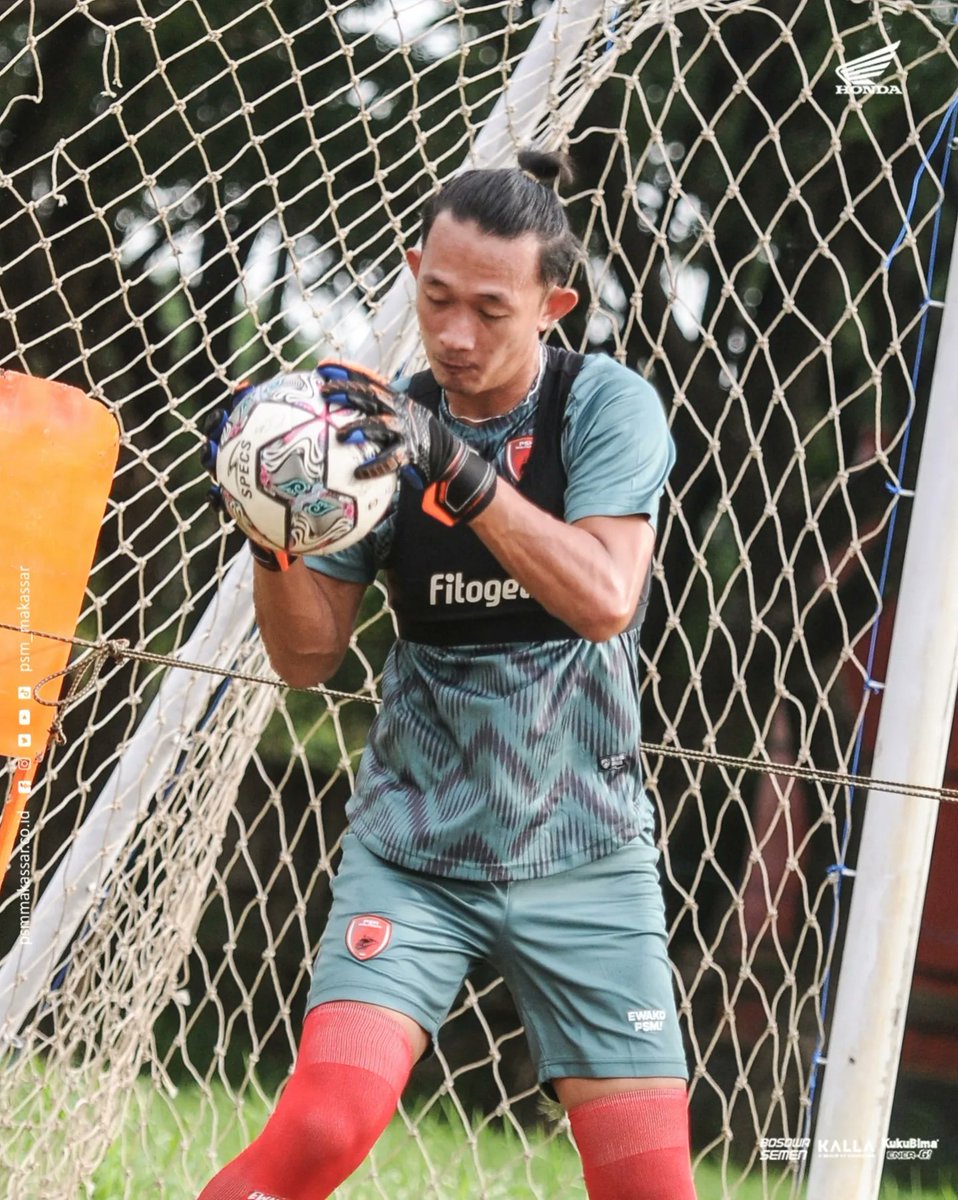 PSM_Makassar's tweet photo. Rivky Mokodompit happy comeback 🧤⚽❤️

#EwakoPSM https://t.co/ZofFAOwXfX