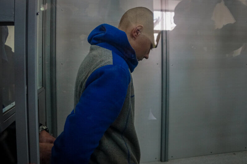 holodmedia's tweet photo. В Киеве суд начал рассматривать первое дело против российского военного, которого обвиняют в убийстве мирного жителя.

21-летний подсудимый Вадим Шишмарин сказал, что полностью признает вину

https://t.co/CCG6hfsqiO https://t.co/nsgHITcpQe