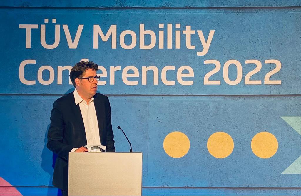 MauriceShahd's tweet photo. Aus der Kategorie Erfahrungen aus dem Wahlkreis: Brauchen für die Mobilitätswende auf dem Land (emissionsfreie) Autos, Fahrradwege entlang der Bundesstraßen und am nächsten ÖPNV Hub einen Ort, an dem Räder und Fahrzeuge nicht geklaut werden, sagt @MiKellner bei der #TÜVMobiCon https://t.co/irI9aqHobo