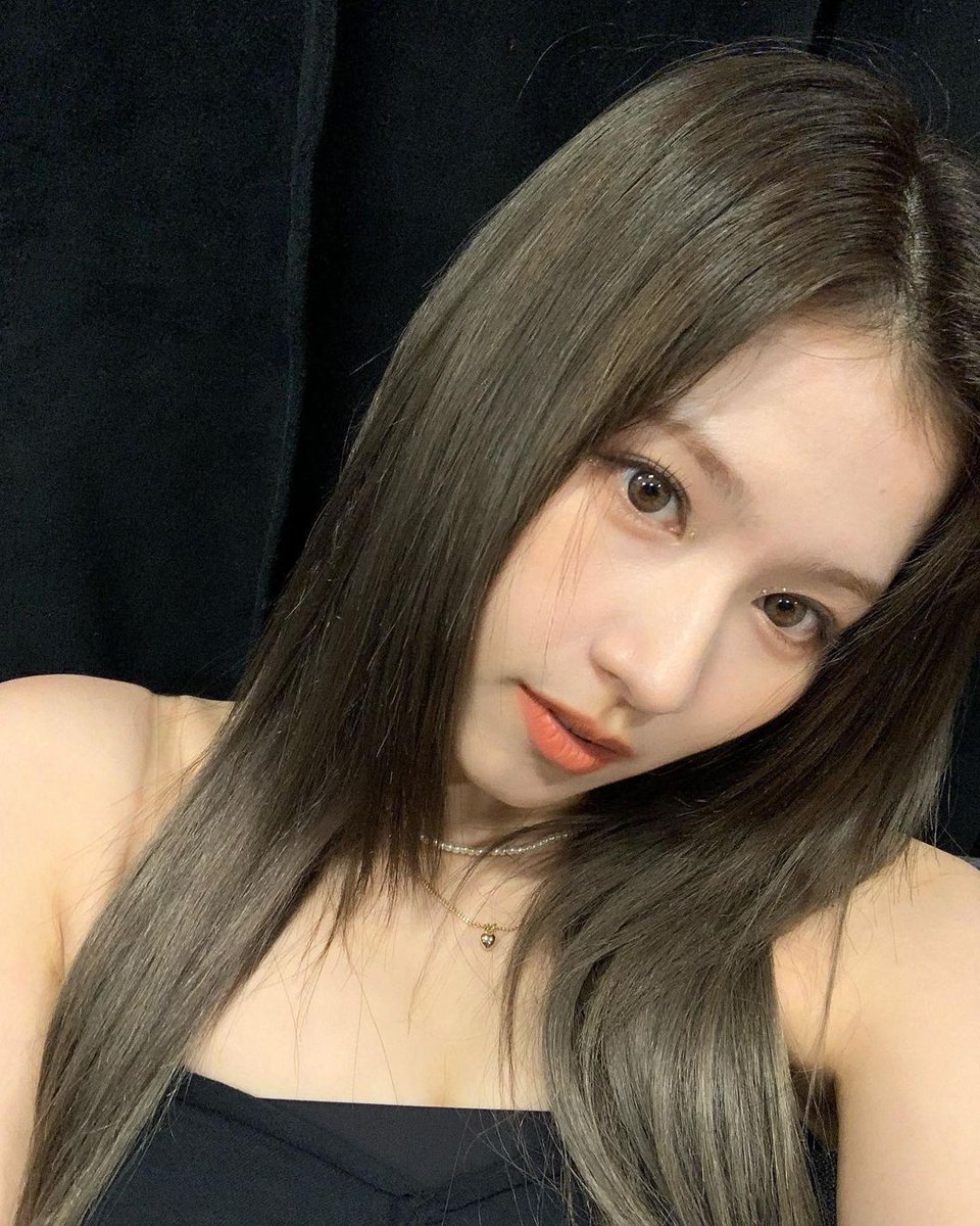 tdo0ng's tweet photo. 051822 mby__sana IG Update!! 🐹📸

“🤳🖤”

#사나 #트와이스 #SANA https://t.co/hpRtTa4tDC