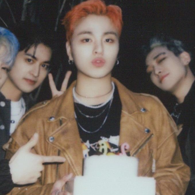 JUNHOEFILES's tweet photo. junhoe birthday celebration during #BUTYOU mv shooting

#JUNHOE #구준회 #iKON ￼#아이콘 ￼ https://t.co/lUw05GBoXT