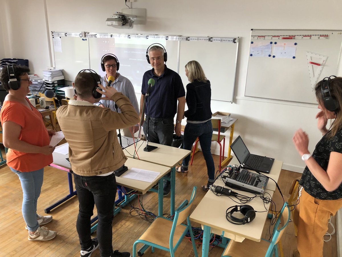 nicokermabon's tweet photo. Inauguration de la coopérative @CPN22 à Lannion ! Des profs, des formateurs, des parents qui se croisent pour faire de la webradio, parler classe flexible, pédagogie, fabrication numérique 🙏 #TeamErun22 @MaudEspeErun  @dynamo2268 @bacAtelierCanope22 https://t.co/32zidZBYiN