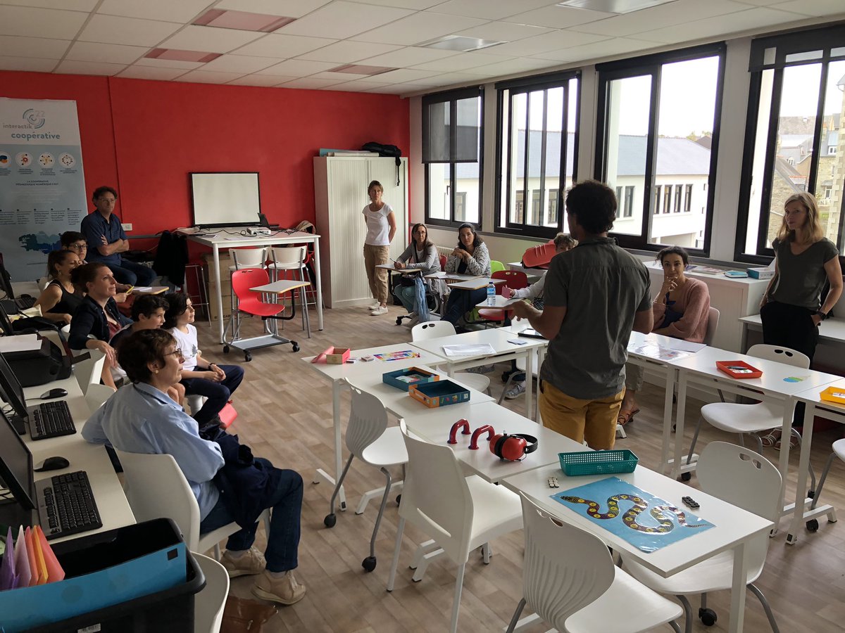 Inauguration de la coopérative <a href="/CPN22/">Coop Péda Num 22</a> à Lannion ! Des profs, des formateurs, des parents qui se croisent pour faire de la webradio, parler classe flexible, pédagogie, fabrication numérique 🙏 #TeamErun22 @MaudEspeErun  @dynamo2268 @bacAtelierCanope22