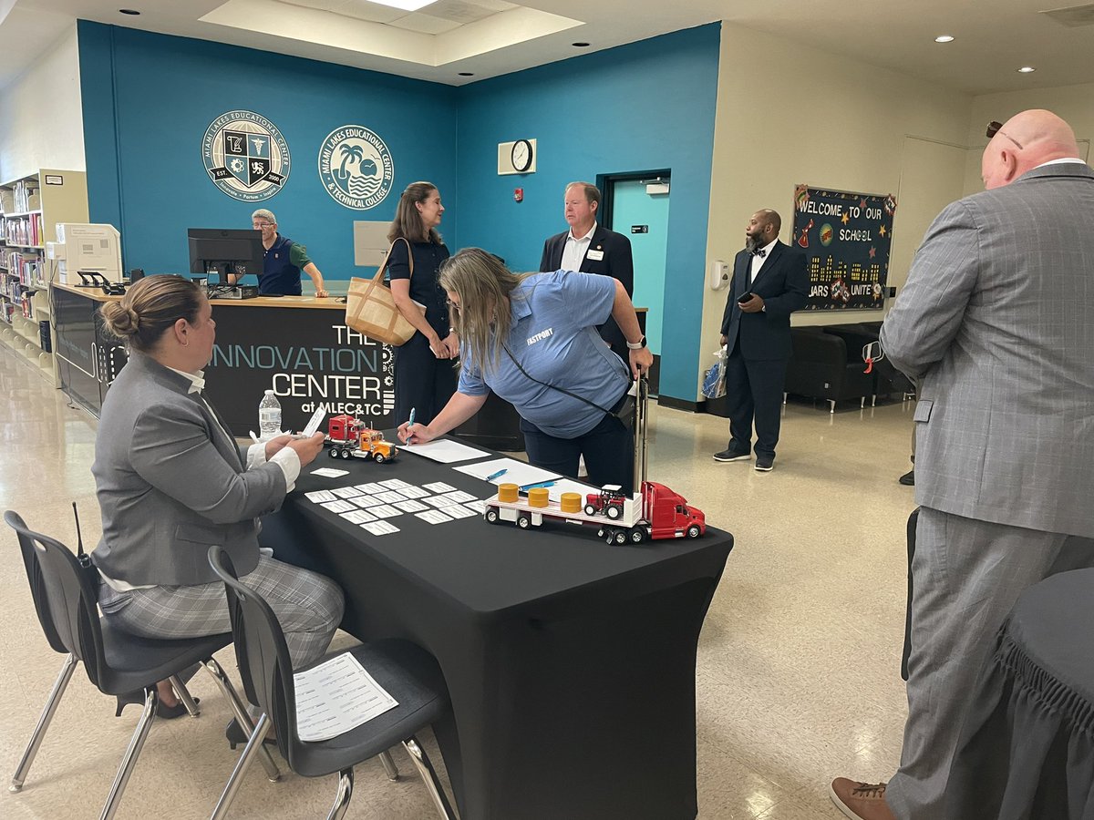 MLECJaguars's tweet photo. Pleased to welcome industry partners at the Transportation Apprenticeship Accelerator.
#ApprenticeshipAccelerators #ApprenticeFL #CDL
#TruckYeah #freightmovesflorida
@mlectech @ctemiami @fastport @educationfl @careersourcesfl @apprenticefl @mdcps @suptdotres @MDCPSTechCollgs https://t.co/Q5AwQC339s