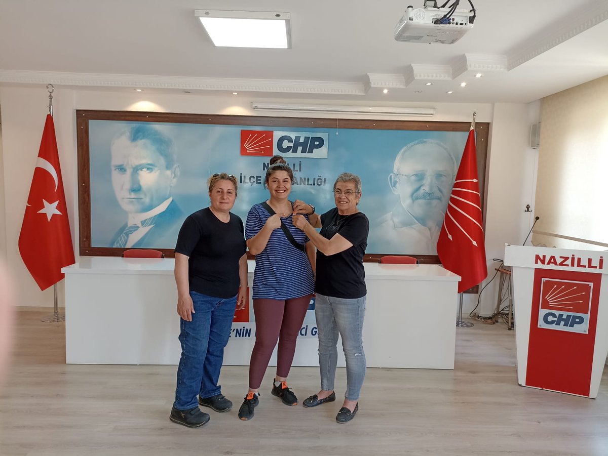 KadNazilli's tweet photo. Bugün aramıza katılan yeni yol arkadaşlarımız Berivan Öner'e rozetini taktık. Partimize ve #chpnazilliilçeörgütü ne hayırlı olsun
#birlikteysekgüçlüyüz #chpnazillikadınkolları #chpnazilli #chpnazilligençlikkolları #HedefTürkiyeMazbatası
#chp https://t.co/JafqwJ0Snq