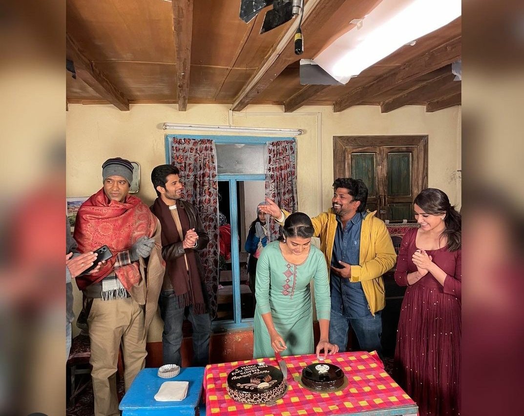 AndhraVDFans's tweet photo. Team #Kushi celebrated actress #Sharanya birthday on the sets.

@TheDeverakonda  @Samanthaprabhu2 @ShivaNirvana @vennelakishore @MythriOfficial 

#KushiFirstLook #VijayDeverakonda #LIGER https://t.co/wbuMu7xaO6
