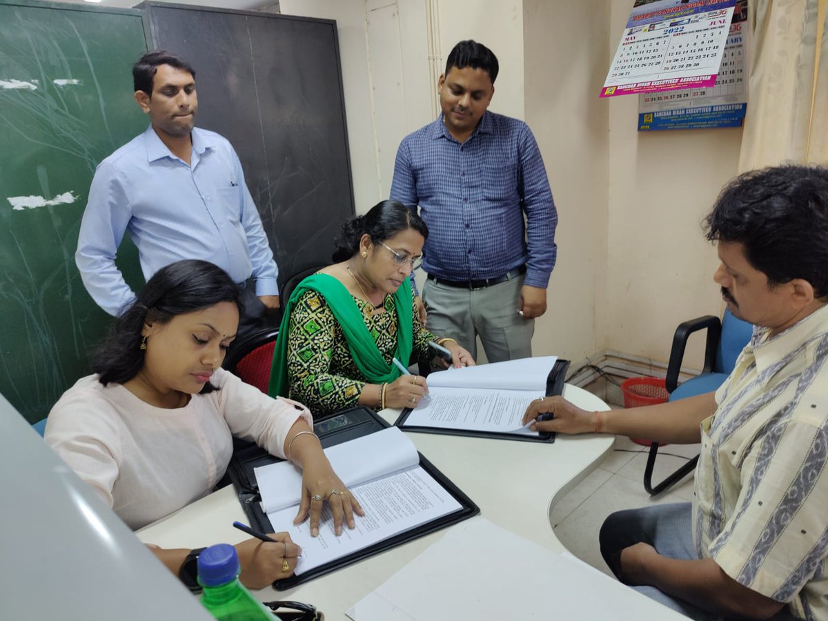 BharatCsc's tweet photo. @CSCegov_ and @BSNL_OR Signed an agreement for provisioning and maintenance of FTTH Services to the Citizens through CSCs across State with presence of State Head,CSC SPV, Odisha @SwornaprabhaSi1 Mam and AGM BSNL Odisha Ms.Jayanti Pattanik Mam.

@dintya15 @ceo_csc https://t.co/SzP5Jg3LyC