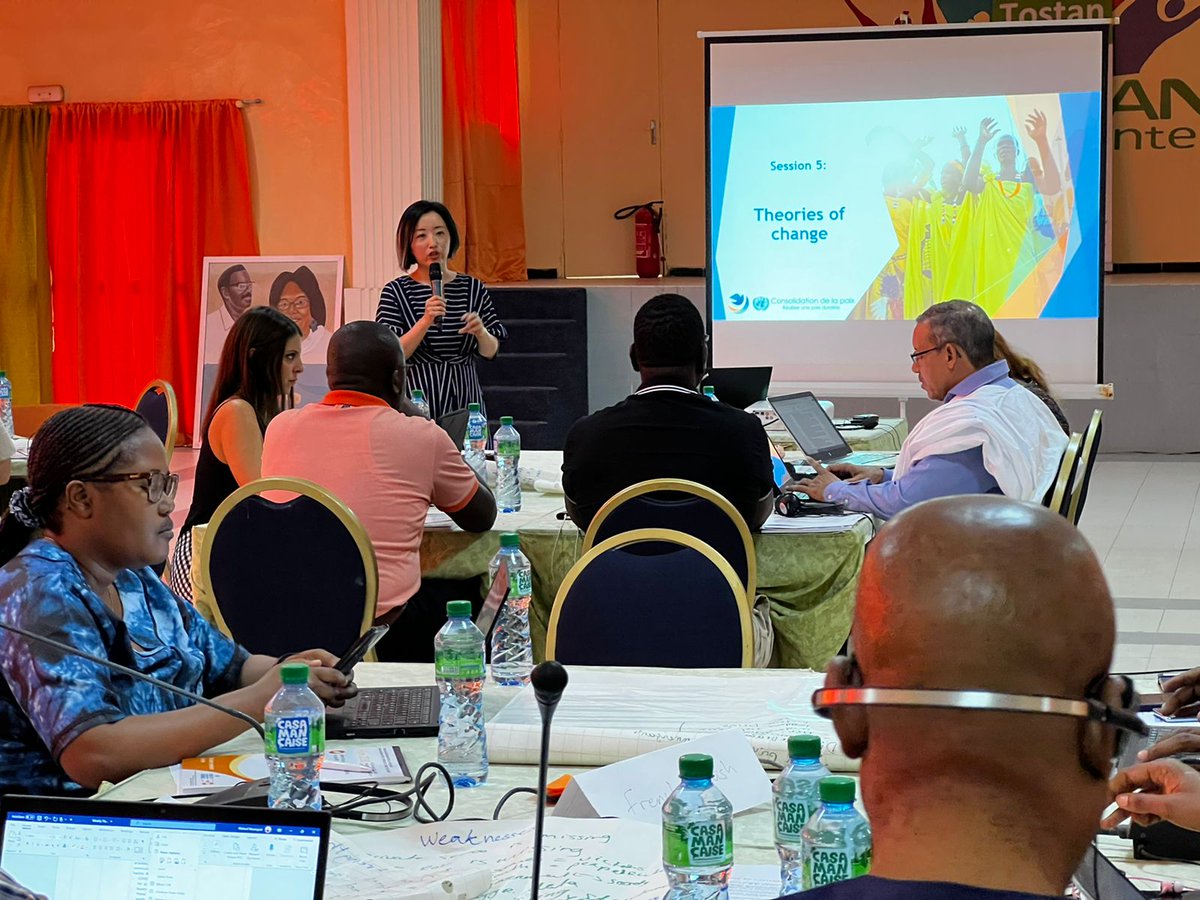 joaoscarpelini's tweet photo. Day 2 of the @UNPeacebuilding training for #UN🇺🇳staff from 🇧🇮🇨🇲🇹🇩🇬🇼🇱🇷🇲🇱🇲🇷🇸🇱🇸🇳, time to look into developing robust theories of change & results frameworks for #youth- and #gender-responsive #peacebuilding programming
#YPS #WPS #Youth4Peace #Women4Peace #SustainingPeace #GYPI https://t.co/4N4KfiAlza
