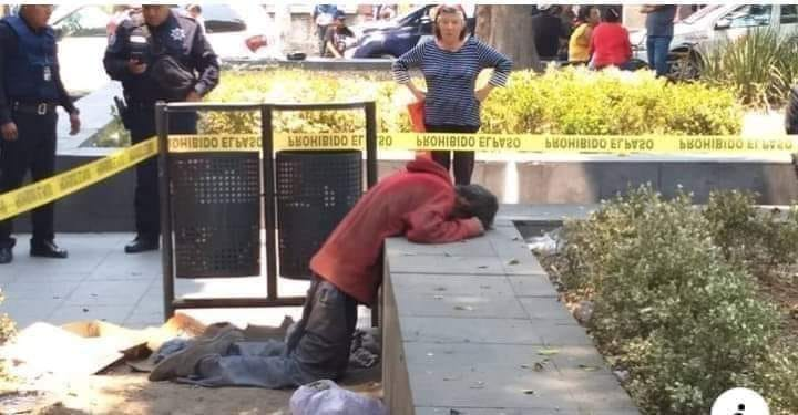 laadelita3's tweet photo. Siempre afuera de la iglesia y los que salían de ella nunca le tendieron la mano?
hacer conciencia para ayudar a las personas que viven en la calle, sin juzgar sus vestimentas o su estado, brindándoles en lo posible, un poco de alimento y agua, MURIO DE HAMBRE😢 https://t.co/uR1oXcKoyR