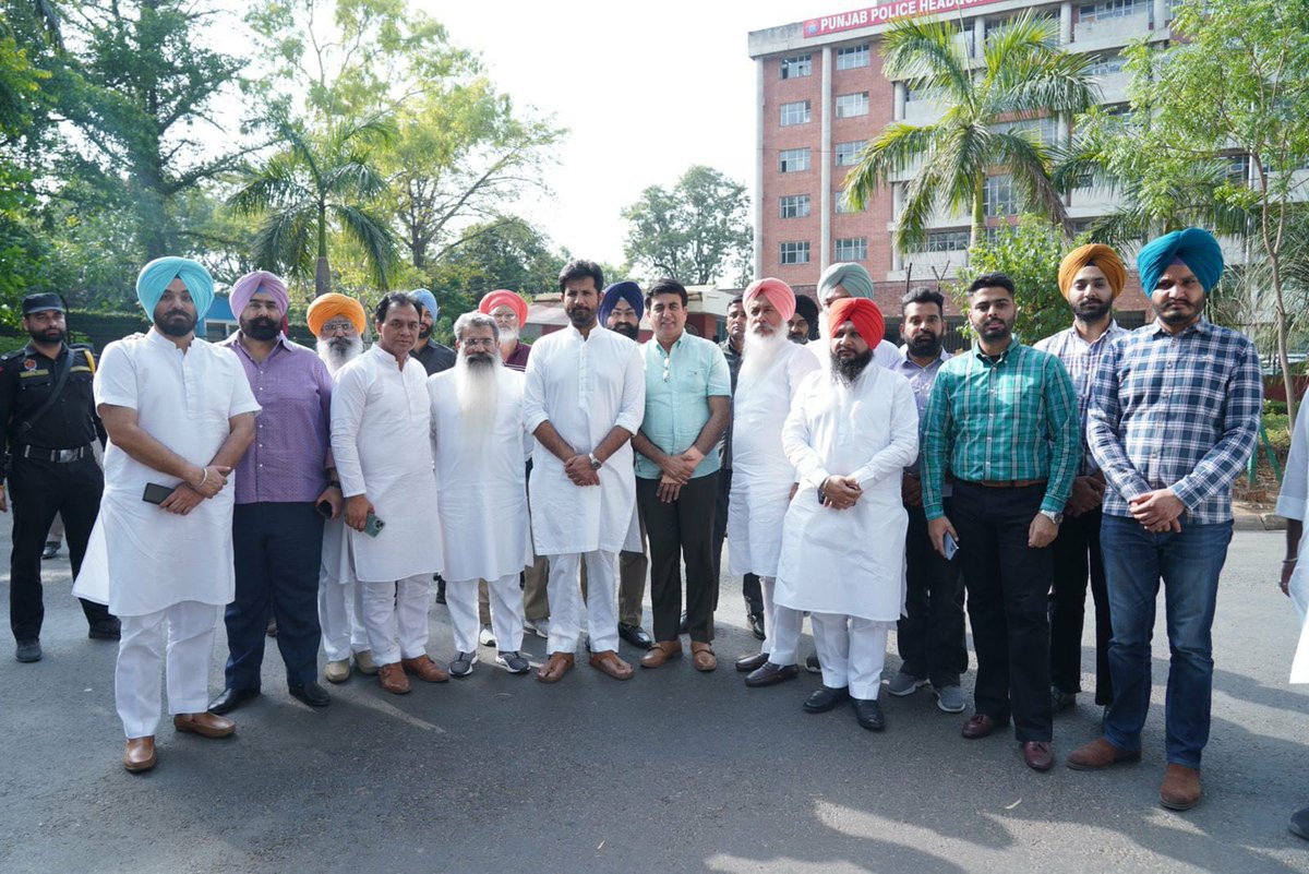 brinderdhillon's tweet photo. Delegation of @INCPunjab leaders led by PCC met @DGPPunjabPolice to highlight the issue of vendetta FIRs which have been registered against @INCPunjab workers across Punjab. 
#Badlav /badla? 
We stand rock solid with our workers &amp; will not let any injustice to happen against them https://t.co/9lUwQOTe0R