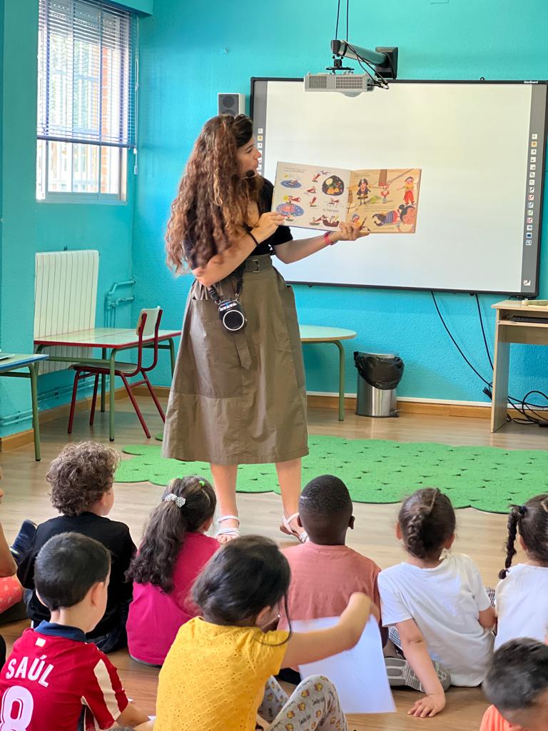 Hoy los niños de 3 y 4 años del cole hemos tenido la gran suerte de conocer a una de nuestras escritoras favoritas, <a href="/susannaisern/">Susanna Isern</a> 📖
Ha sido increíble nos ha contado el cuento de “Daniela Pirata” y hemos realizado una actividad súper divertida.🤩
#encuentrosconautores