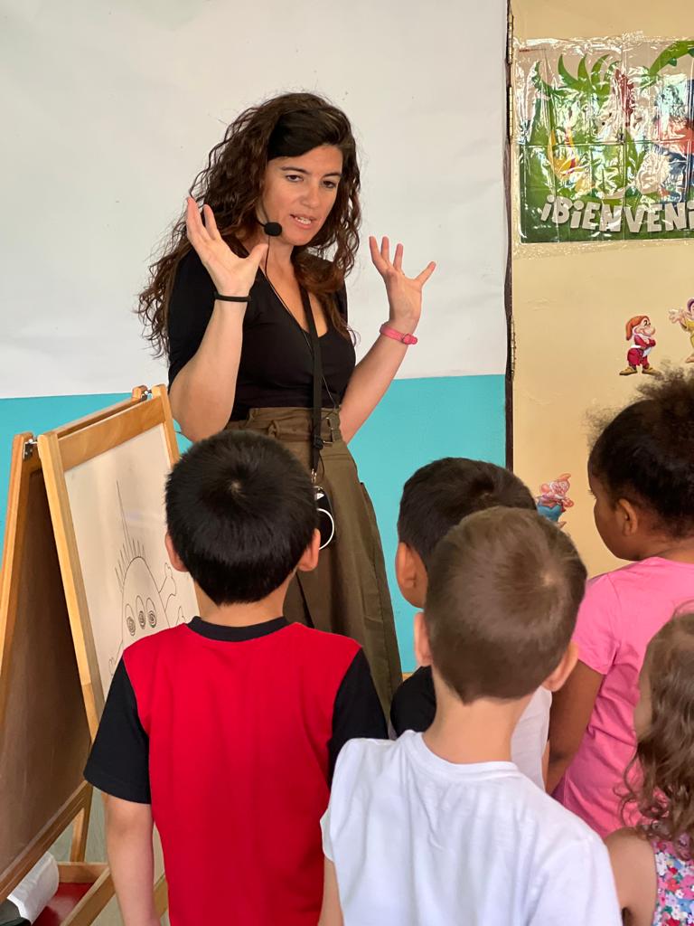 LDV_Fuenlabrada's tweet photo. Hoy los niños de 3 y 4 años del cole hemos tenido la gran suerte de conocer a una de nuestras escritoras favoritas, @susannaisern 📖
Ha sido increíble nos ha contado el cuento de “Daniela Pirata” y hemos realizado una actividad súper divertida.🤩
#encuentrosconautores https://t.co/BttACz0yRz