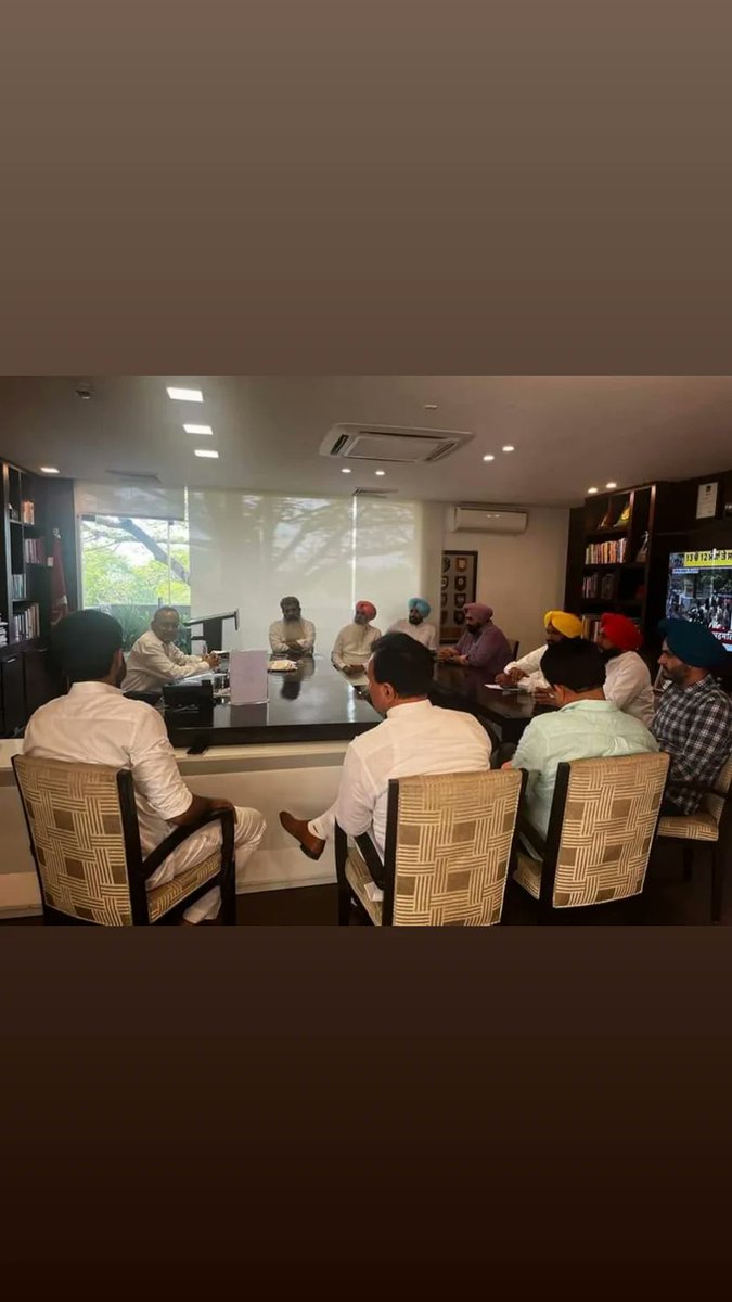 brinderdhillon's tweet photo. Delegation of @INCPunjab leaders led by PCC met @DGPPunjabPolice to highlight the issue of vendetta FIRs which have been registered against @INCPunjab workers across Punjab. 
#Badlav /badla? 
We stand rock solid with our workers &amp; will not let any injustice to happen against them https://t.co/9lUwQOTe0R