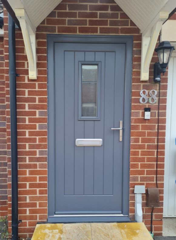 CaddyWindows's tweet image. COMPOSITE DOORS 
Our Country Composite Doors with complementing Heritage Ironmongery installed by Mark &amp;amp; Ethan in Keynsham this week! 

✅ Local Family Business for over 38 Years
✅ Home Appointments
✅ Showroom Appointments

💻 caddywindows.co.uk/bookings/