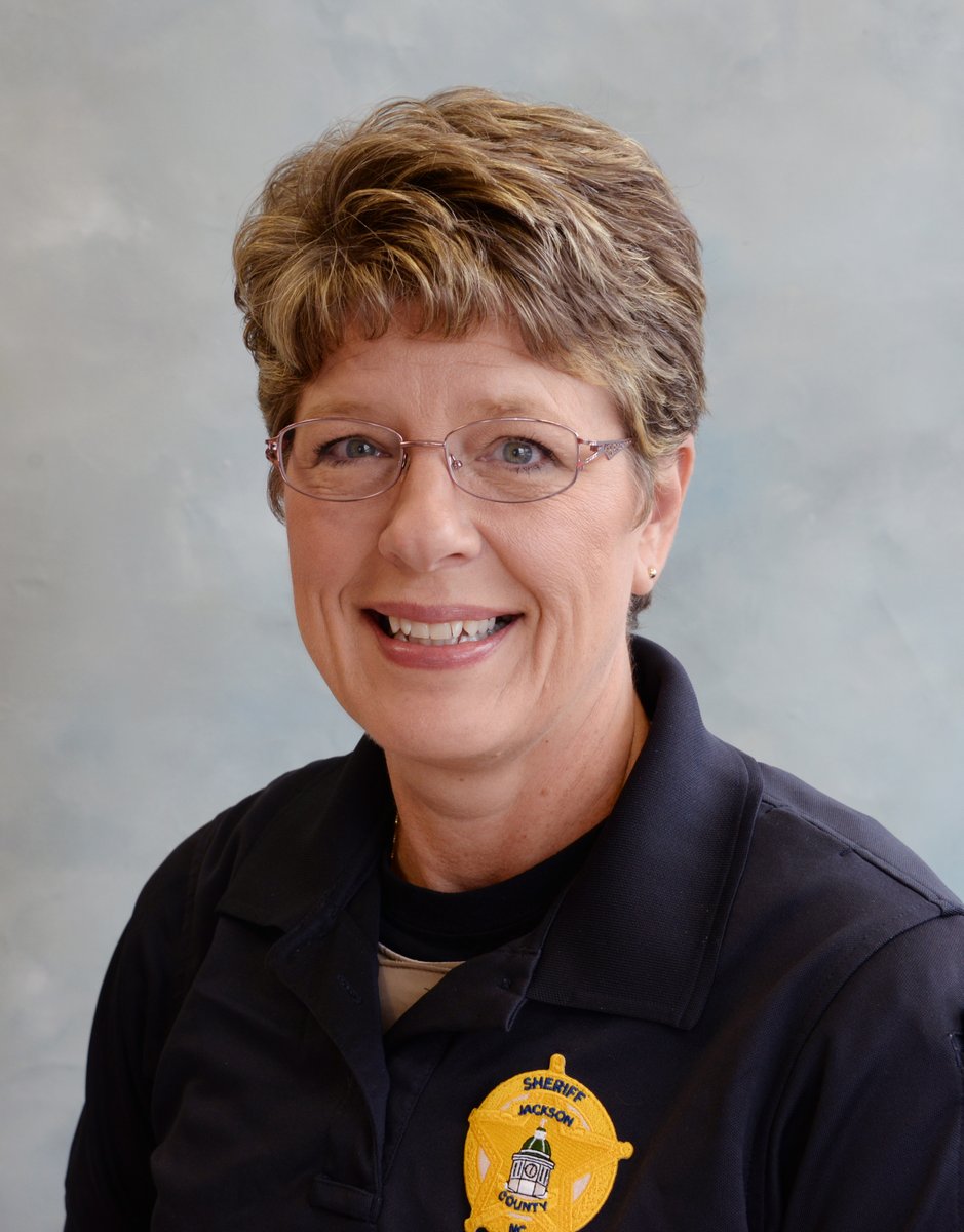 Join us in celebrating Student Resource Officer Nan Tritt on her last day at Smoky Mountain High School. She is retiring from the Sheriff's Department after 25 years of serving our community. Thank you, Officer Tritt, for your wisdom and support through your years at SMHS. 💙💙💙