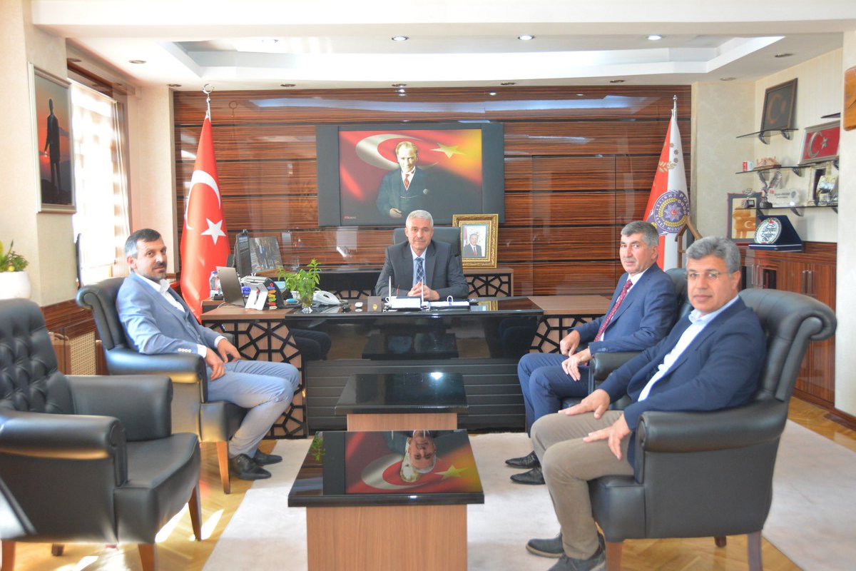 Önceki Dönem İlçe Başkanımız Sayın <a href="/gl_yasar/">Yaşar Gül</a> ve Belören Belediye Başkanımız Sayın <a href="/mahmut_turan02/">Mahmut Turan</a> ile birlikte, İl Emniyet Müdürümüz Sayın İbrahim Ergüder ziyaret ettik. Sayın Müdürümüze yakın ilgisi ve misafirperverliği için çok teşekkür ederiz.