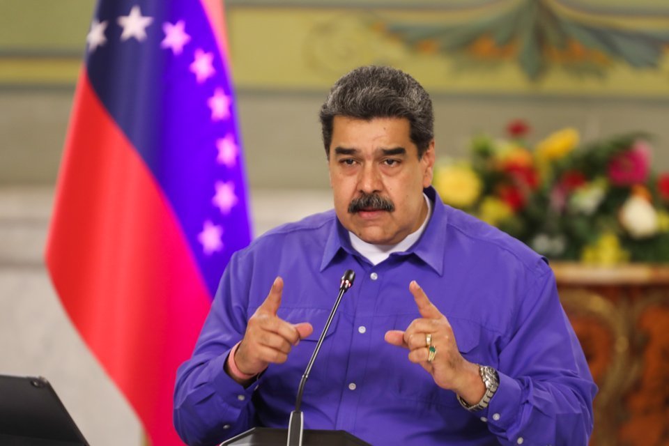 📢Pdte. <a href="/NicolasMaduro/">Nicolás Maduro</a> indicó que factores adversos tratan de hacer campaña para vulnerar la confianza del pueblo, sin embargo, el "pueblo sabe dónde está la lealtad y sabe dónde poner su ojo de confianza". 

 #4MillonesYMás