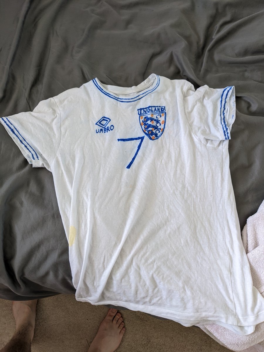 Last snap of my hand drawn England top before I chuck it, has a big stain unfortunately.

The Euros were just absolutely golden days weren't they? 😂