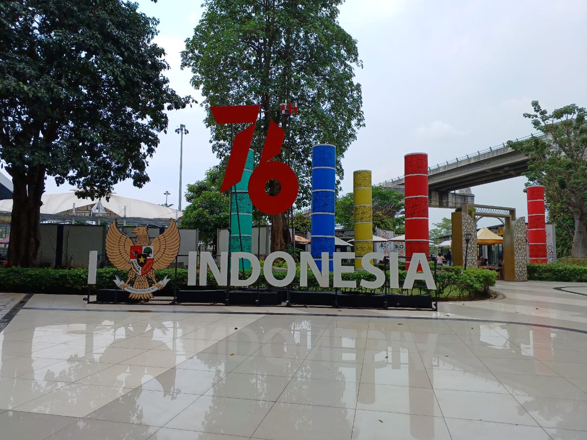 DailyHostNews's tweet photo. .@SabariSampath, CSO, DHN with the team at the Indonesia Cloud &amp; Datacenter Convention 2022. 

Please register onsite at Shangri-La Hotel if you have not done so.

Online agenda➡️https://t.co/ZH1Nz7sM9C

#cloudcomputing #datacenter #IDCDC2022 https://t.co/bZb4a9oNat