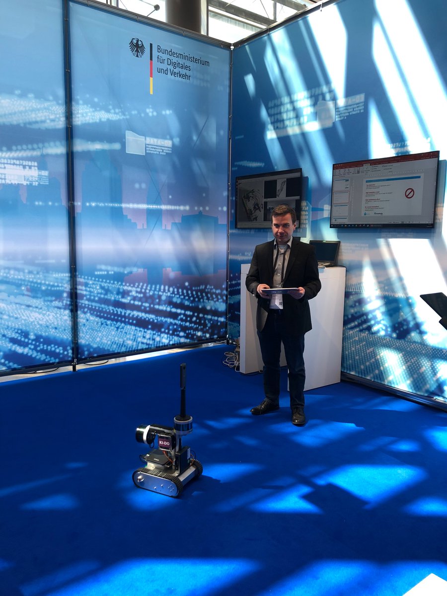 fraunhoferfokus's tweet image. 🤖 Wir zeigen auf dem @ITF_Forum in Leipzig auf dem @BMDV_bund-Stand, wie unser Roboter Daten für aktuelle Karten für unsere Indoor-Navigation #everGuide sammelt. Die App ist so präzise, dass sie auch blinde Menschen leiten kann. Mehr Infos unter: ➡️ fokus.fraunhofer.de/go/indoor-navi…