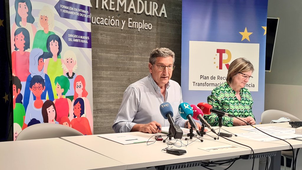 educacionEXT's tweet photo. Hemos firmado ✍ el convenio con @up_aupex para mejorar las competencias digitales 📲 de mujeres del ámbito rural 🙋‍♀️

👉Casi 1️⃣2️⃣0️⃣0️⃣0️⃣ beneficiarias
👉Municipios de menos de 30.000 habitantes

✅Mejorar su empleabilidad
✅Acabar con la brecha digital

💶 6 millones, fondos MRR https://t.co/6uK97Vjf9w