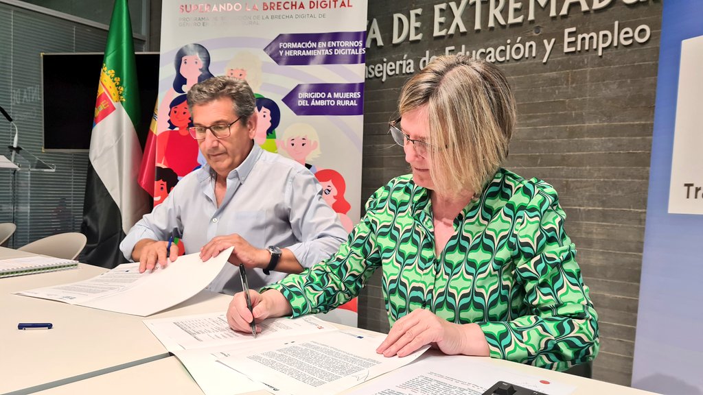educacionEXT's tweet photo. Hemos firmado ✍ el convenio con @up_aupex para mejorar las competencias digitales 📲 de mujeres del ámbito rural 🙋‍♀️

👉Casi 1️⃣2️⃣0️⃣0️⃣0️⃣ beneficiarias
👉Municipios de menos de 30.000 habitantes

✅Mejorar su empleabilidad
✅Acabar con la brecha digital

💶 6 millones, fondos MRR https://t.co/6uK97Vjf9w
