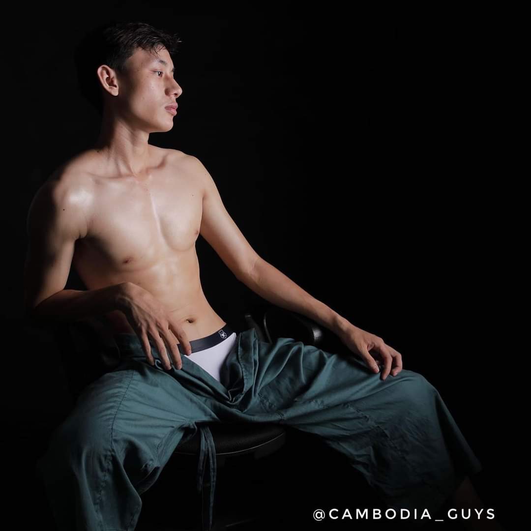 Tanleviz68's tweet photo. គួរអោយក្នាញ់ណាស់បងអើយ #khmerboy https://t.co/P2ADh4EUfJ