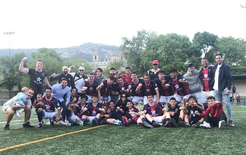 udsanlorenzo's tweet photo. 👉 DERBY

✅ AFICIONADO 🅰️ 4️⃣
🆚 CD Escorial 🅰️ 2️⃣
⚽⚽ Coco
⚽ Parra
⚽ Cano

El equipo volvió a ganar el derby en una Herrería a rebosar 

#aupasanlo 🔴🔵🔴 https://t.co/Ci9AJ9yGzl