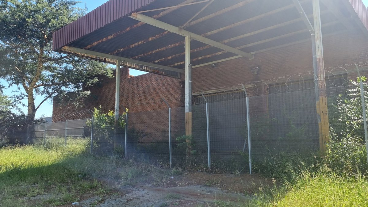 MduduziMats's tweet photo. We have industrial parks that are deteriorating by the day mara we choose to erect a flag🤷🏾‍♂️ https://t.co/kp74UBSiTg
