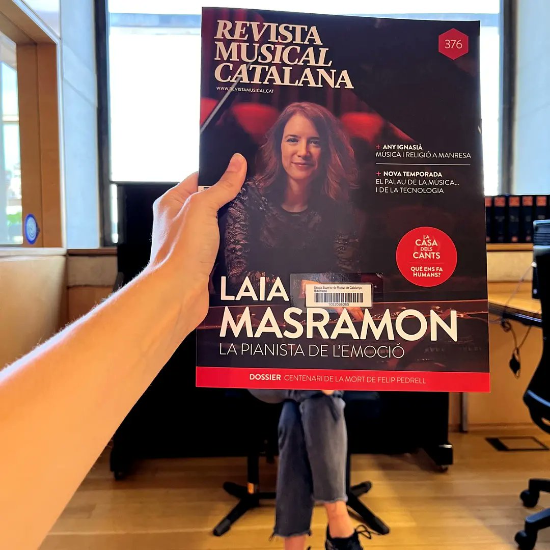 Bibliotecaesmuc's tweet photo. Llegir una revista a una terrassa al sol, bevent quelcom ben fred... 📚☀️🍹😎

Podeu agafar en préstec els últims números de #revistes I fullejar-les on i com volgueu! 

#música #revistesmusicals
#jazz #pop #poprock #baix #cant #didàctica https://t.co/kCJJVdmNL1