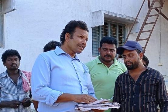 RMaachana's tweet photo. మిల్లు లో 24 గంటలు గా ధాన్యం
అటు రైతులతో ఇటు మిల్లర్లతో 2 గంటల మంత్రాంగం.
తొలగిన ధాన్యం..దైన్యం
సార్..ఇంత ఎండ లో ఎందుకు వచ్చారు ఆన్న
మిల్లు యాజమాన్యం.
రైతు కళ్ళల్లో 
ఆనందం 
నాకు మహదానందం 
ఇది నా సమాధానం.
#BORN4WIN
#TorchBearer
#WhyThisLife https://t.co/ucZRFKGiTA
