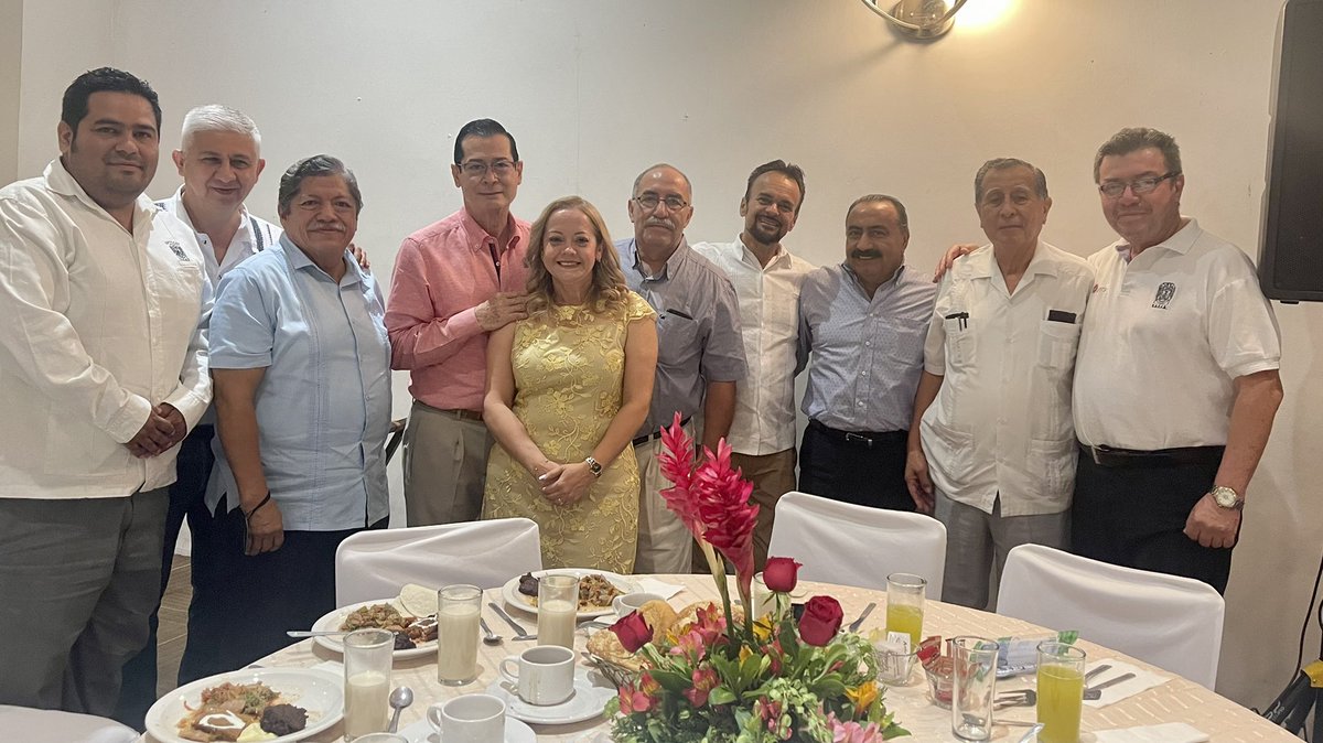 DaceaLuis's tweet photo. En el festejo del Día del maestro organizado por el @SPIUJAT tuve el agrado de acompañar a muy queridos profesores de todas las divisiones académicas. A quienes se les reconoció su amplia trayectoria de trabajo y responsabilidad en las aulas. https://t.co/VRTNRSEz4M