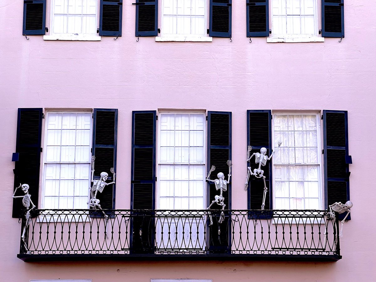 inipr's tweet photo. #halloween in #charleston 🇺🇸 https://t.co/fXbcflYDVp