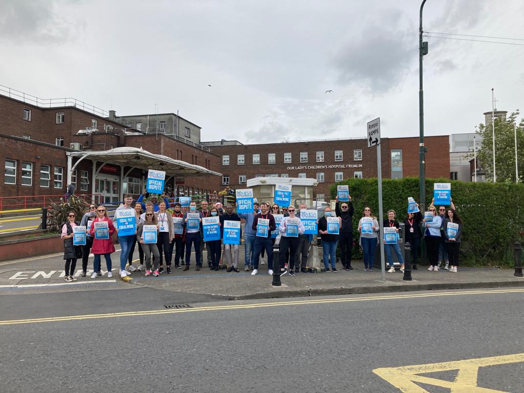 howyascan's tweet photo. Support growing for the Medical Scientists, great to see so many people on the picket line #MedicalScientists @MedLabAssoc #payparity @CMRF_Crumlin #testingpatience #testingpatients @ACSLM1 https://t.co/m8p9ams86N